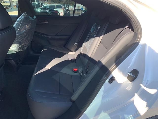 Lexus IS 2022-05 28525-3