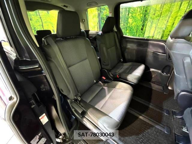 Toyota VOXY 2015-10 370403-8