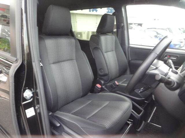 Toyota VOXY HYBRID 2019-07 182756-5