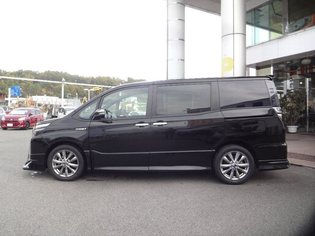 Toyota VOXY HYBRID 2019-07 182756-3