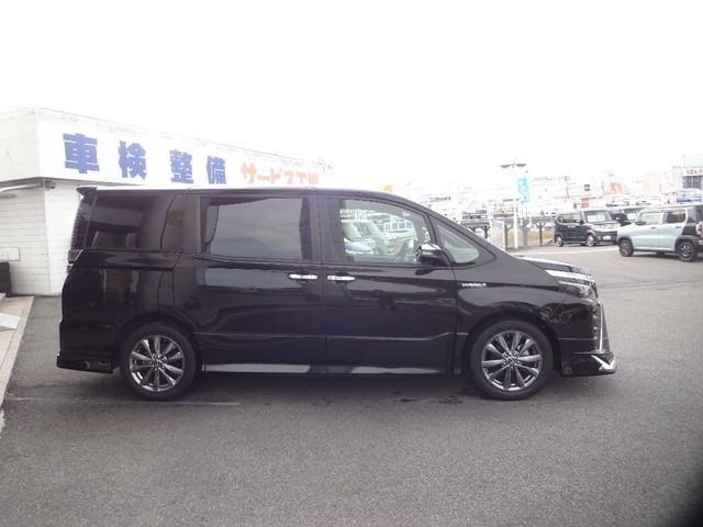 Toyota VOXY HYBRID 2019-07 182756-4