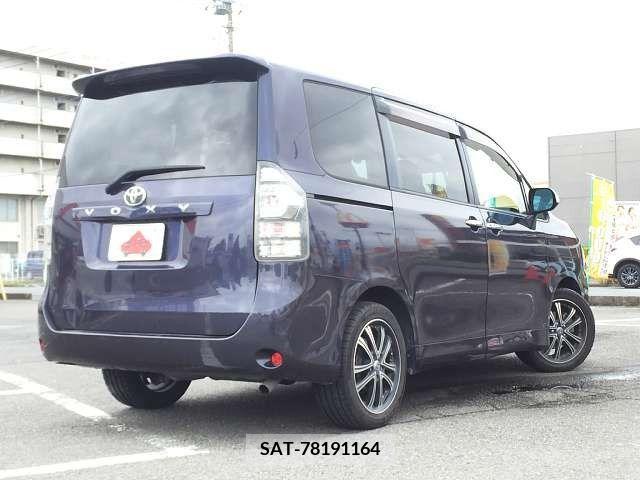 Toyota VOXY 2011-08 289027-2