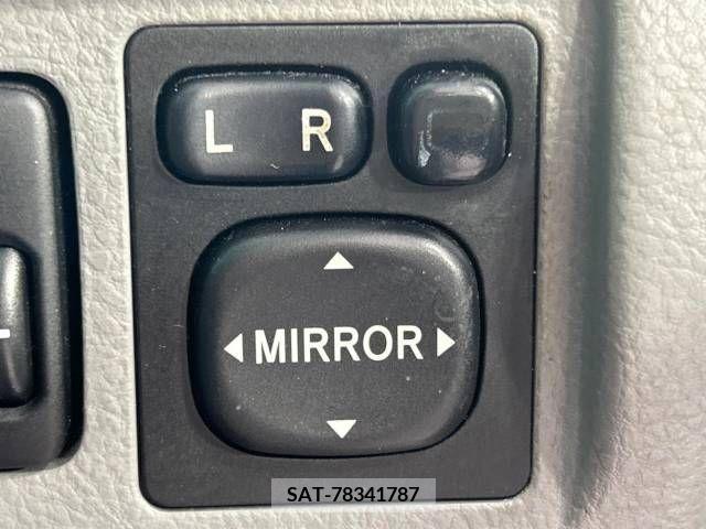 Toyota VOXY 2005-07 300585-7