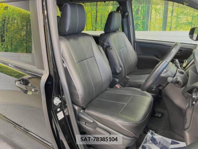 Toyota VOXY 2017-07 337113-8