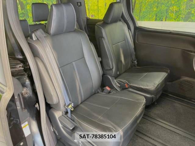 Toyota VOXY 2017-07 337113-9