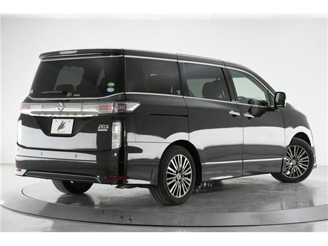 Nissan ELGRAND 2018-05 23885-1
