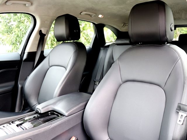 Jaguar F-PACE 2019-03 19224-25