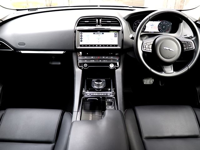 Jaguar F-PACE 2019-03 19224-1
