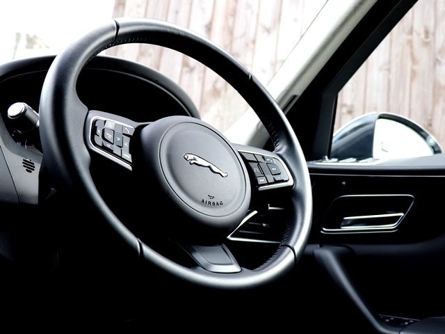 Jaguar F-PACE 2019-03 19224-14