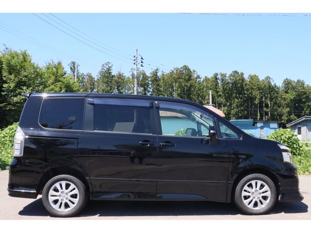 Toyota VOXY 2010-08 10121-4