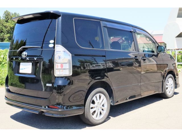 Toyota VOXY 2010-08 10121-8