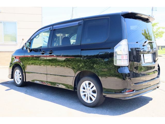 Toyota VOXY 2010-08 10121-9