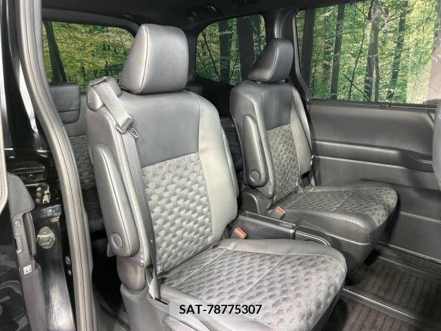 Toyota VOXY 2022-06 370297-9