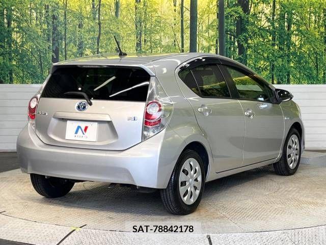 Toyota AQUA 2013-01 343255-17