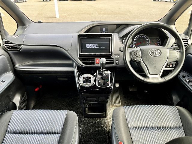 Toyota VOXY 2017-01 22053-1