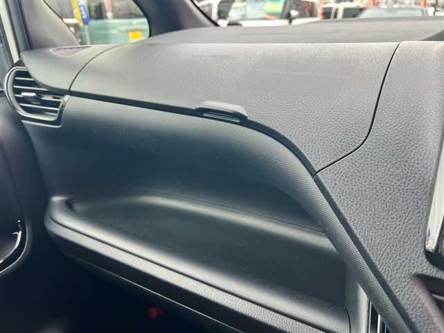 Toyota VOXY 2018-08 28634-25