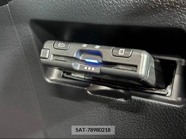 Toyota VITZ 2018-04 221509-6