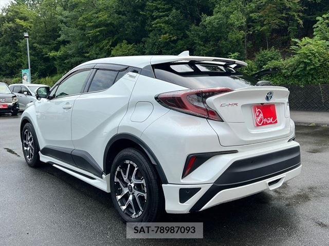 Toyota C-HR 2017-03 350559-18
