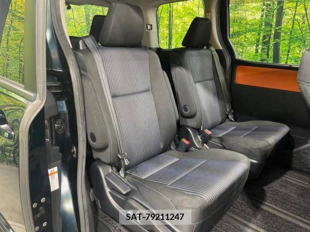 Toyota VOXY 2014-11 370406-9