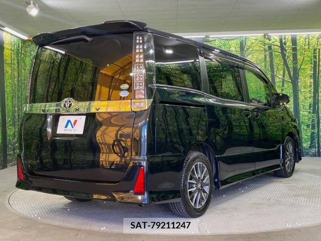 Toyota VOXY 2014-11 370406-18