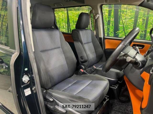 Toyota VOXY 2014-11 370406-8