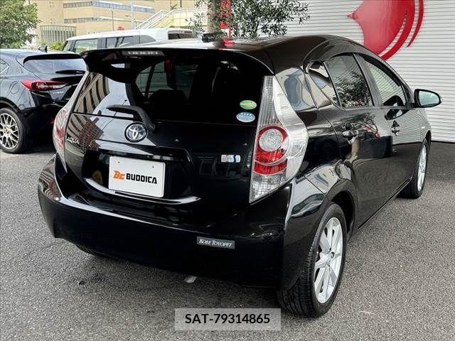 Toyota AQUA 2013-09 335872-10
