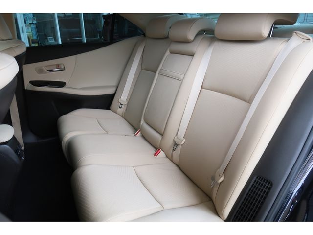 Lexus HS 2011-09 12100-27