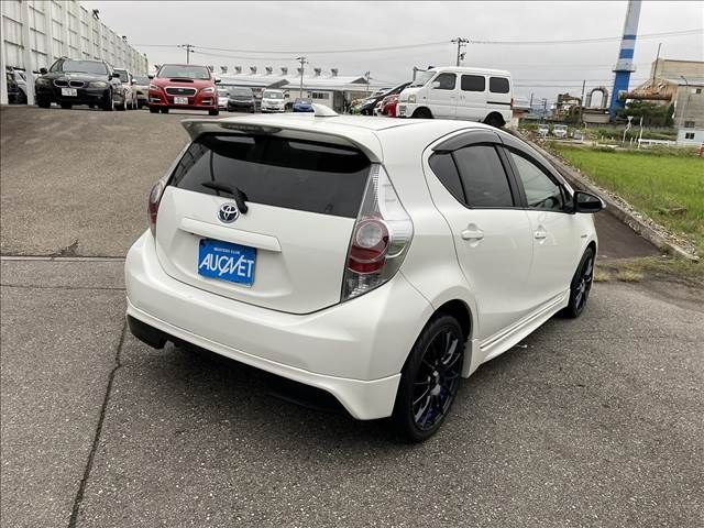 Toyota AQUA 2013-03 15186-2