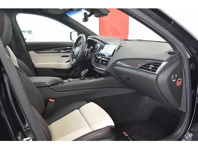 Cadillac CT5 2022-06 17827-18