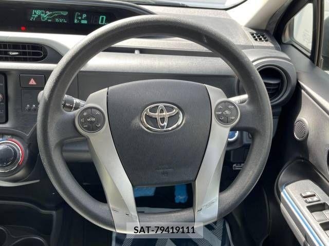 Toyota AQUA 2013-08 261043-8