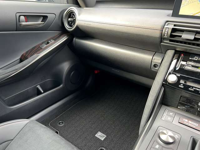 Lexus IS 2022-11 20309-14