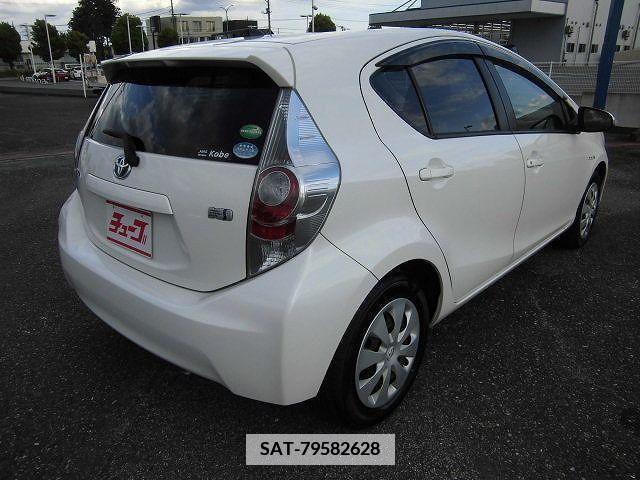 Toyota AQUA 2013-08 356295-8