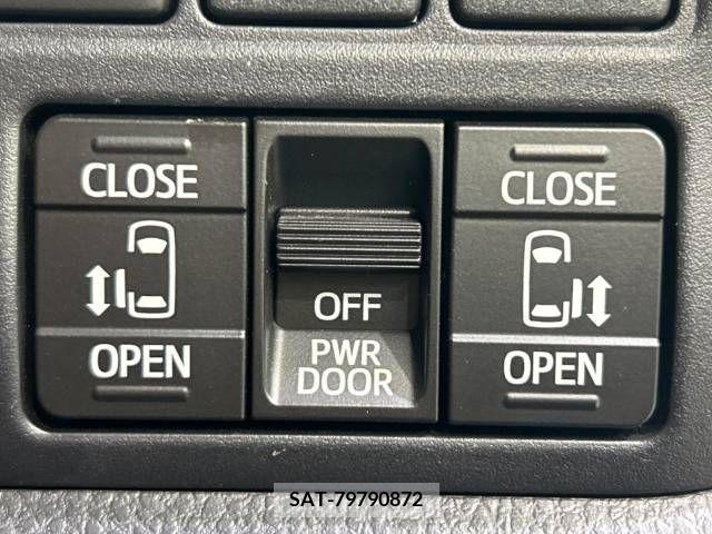 Toyota VOXY 2017-10 370366-2