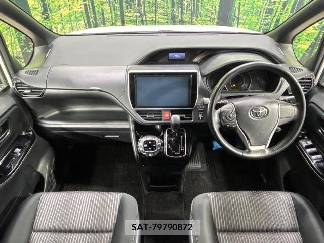 Toyota VOXY 2017-10 370366-1