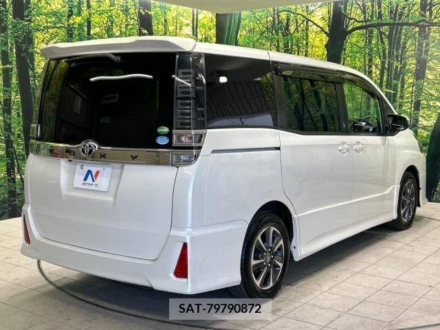 Toyota VOXY 2017-10 370366-17