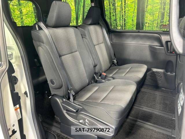 Toyota VOXY 2017-10 370366-9