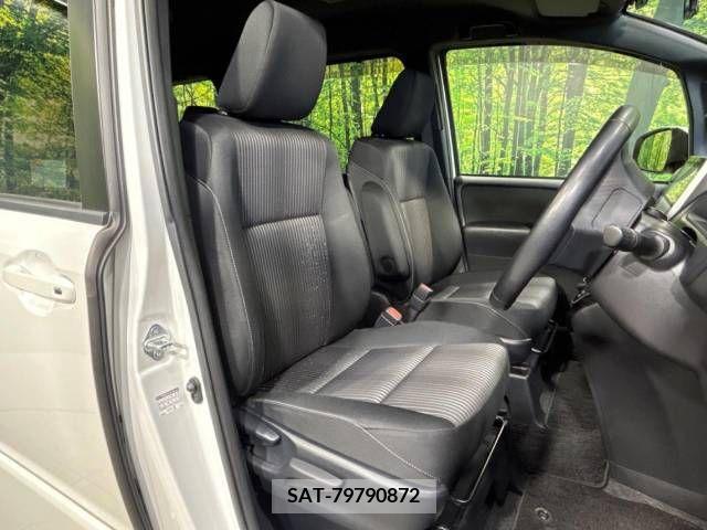 Toyota VOXY 2017-10 370366-8