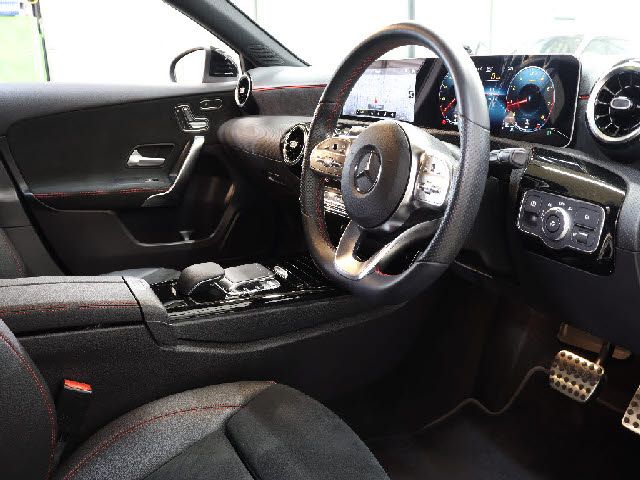 Mercedes Benz A-CLASS 2018-12 193442-11
