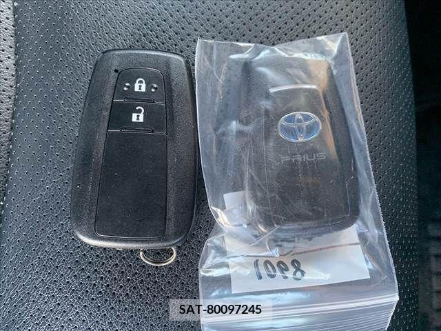 Toyota PRIUS 2017-07 281701-16