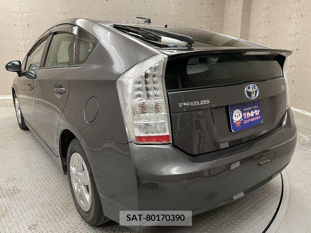 Toyota PRIUS 2011-01 240670-2