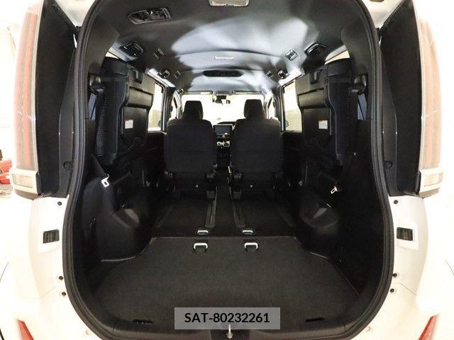 Toyota NOAH 2017-11 241270-8