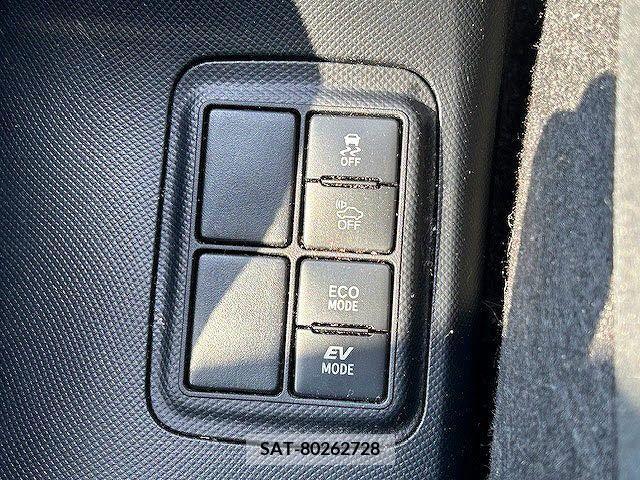 Toyota AQUA 2017-05 260516-24