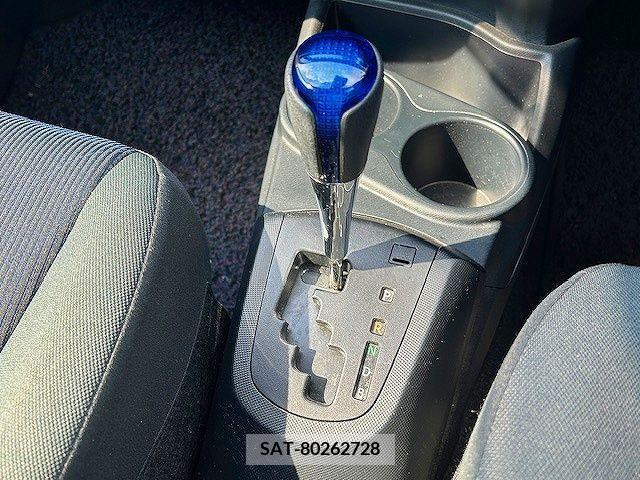 Toyota AQUA 2017-05 260516-19
