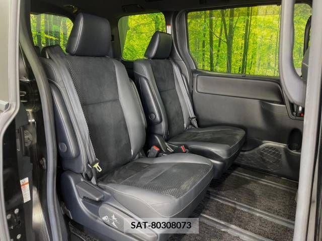 Toyota VOXY 2021-07 370320-9