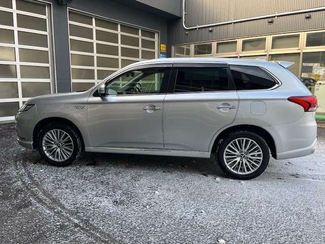Mitsubishi OUTLANDER PHEV 2018-09 181338-2