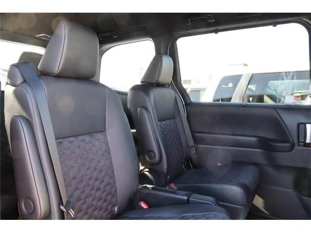 Toyota VOXY HYBRID 2023-10 182669-19