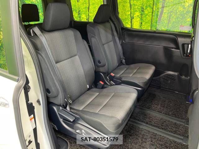 Toyota VOXY 2019-01 372768-9