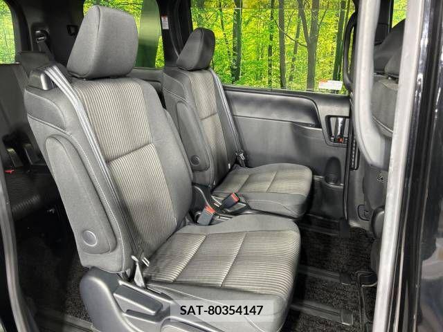 Toyota VOXY 2018-07 209513-9
