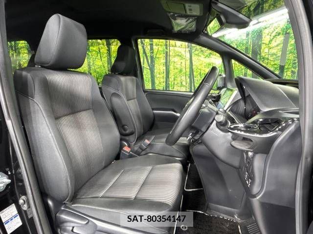 Toyota VOXY 2018-07 209513-8