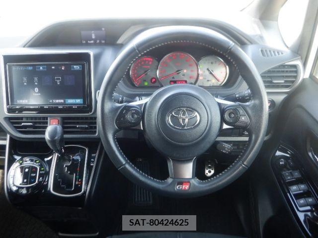 Toyota VOXY 2017-09 370279-7